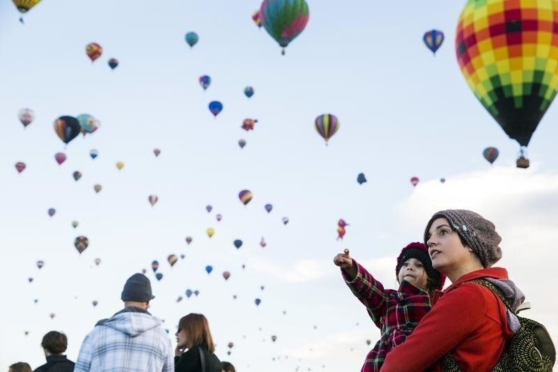 Attendees watch as hot air balloons lift off during the 2015 Albuquerque International Balloon Fiesta in Albuquerque, New Mexico, October 7, 2015. REUTERS/Lucas Jackson - RTS3FRD