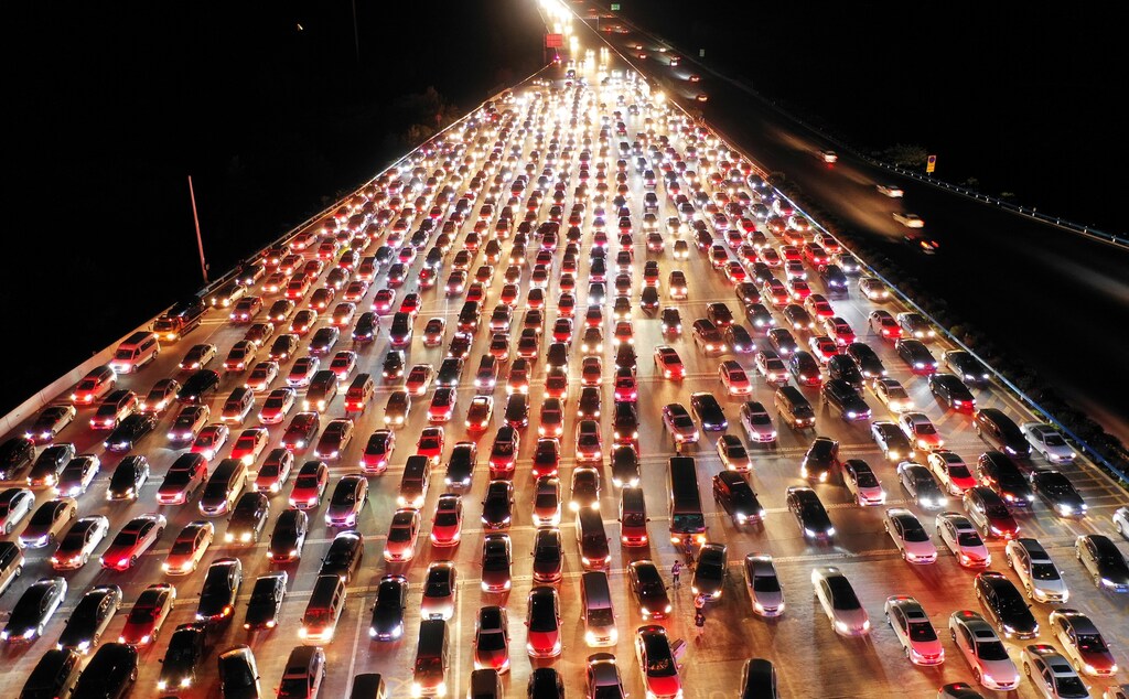Vehicles are seen jammed on a express way near a toll station, at the end of the Mid-Autumn Festival holiday, in Zhengzhou, Henan province, China September 24, 2018. Picture taken September 24, 2018. REUTERS/Stringer ATTENTION EDITORS - THIS IMAGE WAS PROVIDED BY A THIRD PARTY. CHINA OUT. TPX IMAGES OF THE DAY - RC19072A30B0
