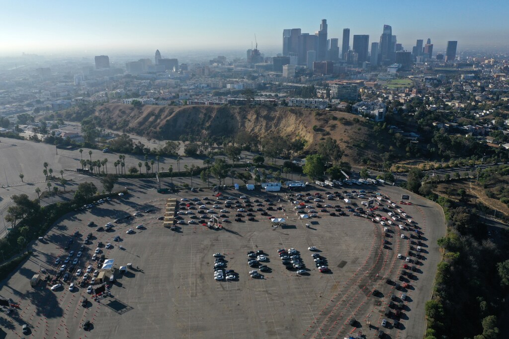 People line up for coronavirus tests at Dodger Stadium, as the global outbreak of the coronavirus disease (COVID-19) continues, in Los Angeles, California, U.S., November 13, 2020. REUTERS/Lucy Nicholson - RC2L2K96IJGR