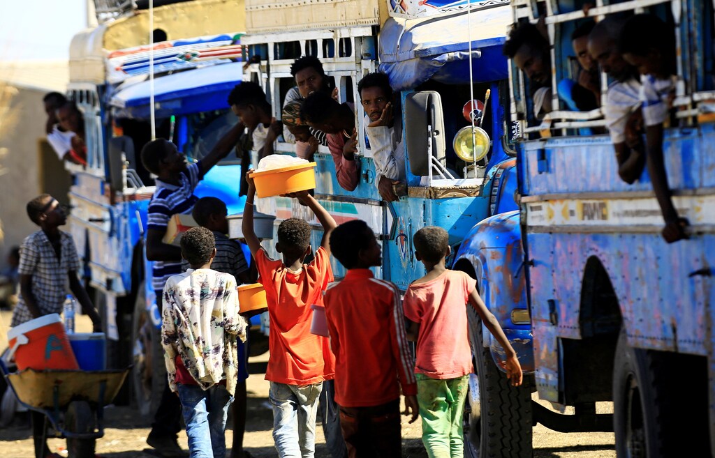 Ethiopian refugees who fled Tigray region, board courtesy buses at the Fashaga camp as they are transferred to Um-Rakoba camp on the Sudan-Ethiopia border, in Kassala state, Sudan December 13, 2020. REUTERS/Mohamed Nureldin Abdallah - RC2LMK9P4QNT