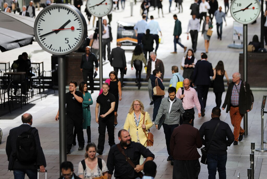 People walk through the financial district of Canary Wharf, London, Britain 28 September 2017. REUTERS/Afolabi Sotunde - RC11C5FD4370