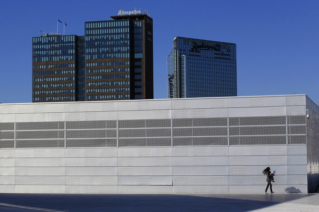 A woman carries her child on the roof of the Opera House in Oslo, Norway June 20, 2012. In Oslo, the economy has been untouched by the recession and it is a vibrant city with people still spending on everything from housing to consumer goods. Like Dublin ten years ago, there are major building projects underway with luxury apartments being constructed on the waterfront. Ireland now, by contrast, is in a much worse place. The country suffered one of the deepest recessions in Europe after years of reckless decisions made by the country's banks and policymakers brought about a financial crisis that eventually led to Dublin seeking an 85 billion euro ($104 billion) EU/IMF bailout in November 2010. Picture taken June 20, 2012. REUTERS/Cathal McNaughton (NORWAY - Tags: BUSINESS CITYSPACE POLITICS SOCIETY) ATTENTION EDITORS PICTURE 02 OF 13 FOR PACKAGE 'A TALE OF TWO CITIES'SEARCH 'TWO CITIES' FOR ALL PICTURES - GM1E87D0GVB01