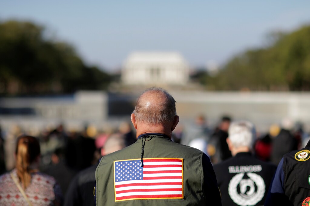 Veterans attend Memorial day services at the World War II Memorial in Washington, U.S., November 11, 2016. REUTERS/Joshua Roberts TPX IMAGES OF THE DAY - RTX2T9O4