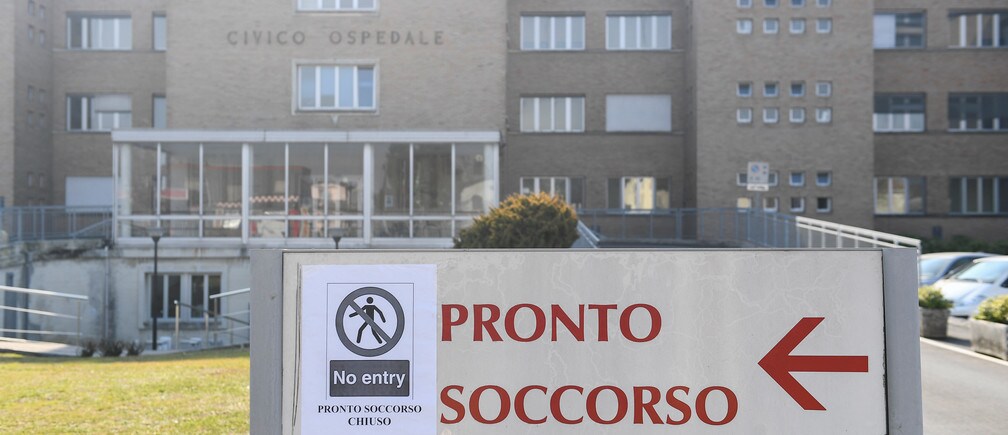 Un cartel que indica que la sala de emergencias está cerrada, a la entrada del hospital de Codogno en el norte de Italia