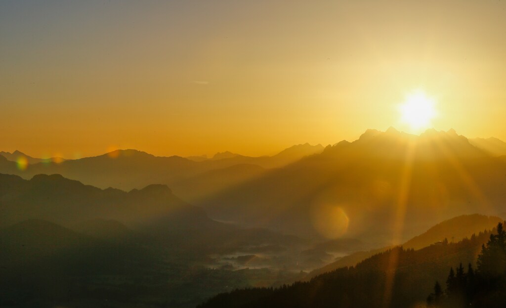 The sun rises over mountain summits in the Austrian village of Soell, Austria, August 30 , 2017. REUTERS/Dominic Ebenbichler - RC169BE161B0
