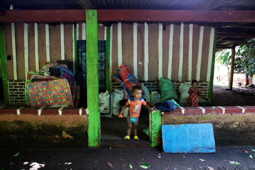 Children stand at their home at the village of El Castano village in the town of Caluco, El Salvador, October 7, 2016. About 15 families, who left their homes due to death threats from barrio 18 gang members, returned to their homes as the shelter was closed by local authorities. REUTERS/Jose Cabezas - RTSRAWN