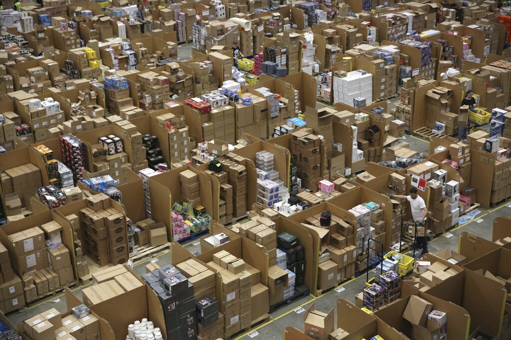 Workers collect customer orders during Black Friday deals week at an Amazon fulfilment centre in Hemel Hempstead, Britain November 25, 2015. REUTERS/Neil Hall TPX IMAGES OF THE DAY - RTX1VTGP
