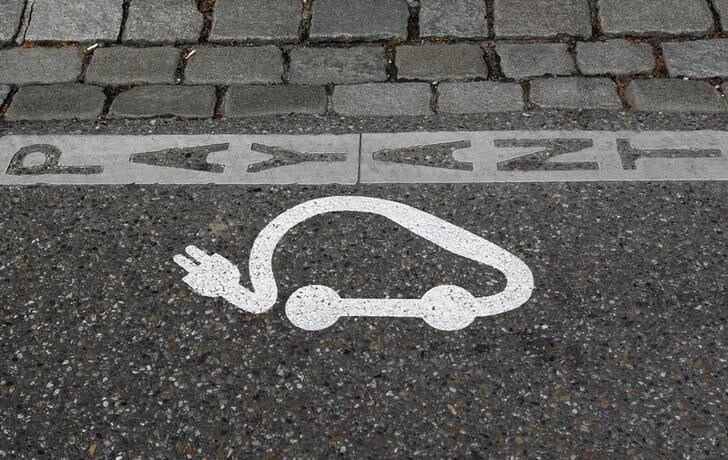 The pictogram of an electric car is painted on a parking space in Strasbourg, April 26, 2010. The city of Strasbourg, with the cooperation of Toyota, will place in circulation 100 of the Toyota Prius Plug-in hybrid cars. REUTERS/Vincent Kessler (FRANCE - Tags: BUSINESS ENERGY ENVIRONMENT TRANSPORT)