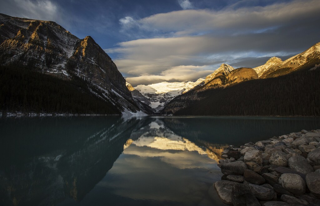 Lake Louise is pictured at Banff National Park, in the Canadian Rocky Mountains outside the village of Lake Louise, Alberta, October 3, 2014. REUTERS/Mark Blinch (CANADA - Tags: ENVIRONMENT SOCIETY) - GM1EAA404LJ01