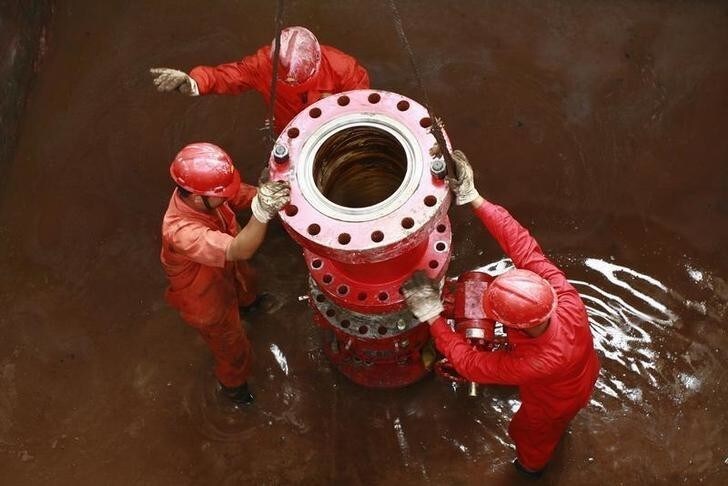 Labourers work at a gas exploration site in Guang'an, southwest China's Sichuan province June 13, 2007. China's industrial output rose a surprisingly strong 18.1 percent in May from a year earlier, hardening the case for further policy tightening to prevent the economy from overheating. Picture taken June 13, 2007. REUTERS/Stringer (CHINA) CHINA OUT