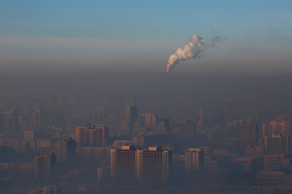 Emissions from a power plant chimney rise over Ulaanbaatar, Mongolia January 13, 2017. REUTERS/B. Rentsendorj SEARCH "RENTSENDORJ POLLUTION" FOR THIS STORY. SEARCH "WIDER IMAGE" FOR ALL STORIES. TPX IMAGES OF THE DAY - RC15A8F01DF0