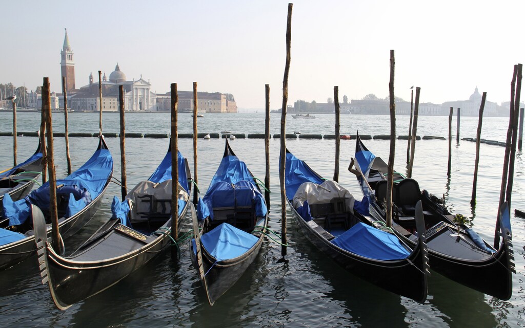 Gondolas are seen berthed in the waters of Venice November 1, 2009. REUTERS/Sharon Lee (ITALY - Tags: CITYSCAPE TRANSPORT TRAVEL) - GM1E5CT0X2E01