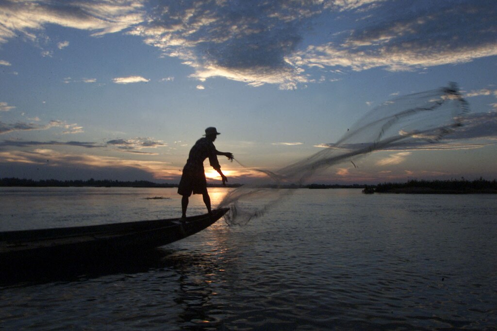 A Cambodian fisherman casts a net on the Mekong River in the Kampidistrict of northeastern Cambodia - the home of the largest group ofCambodia's rare Irrawaddy dolphins. Fishing, hunting and increasedriver traffic have wreaked havoc on the dolphin's habitat, but a mix ofancient Cambodian legend and local action offers these rare aquaticanimals a chance of survival. Picture taken April 26, 2002. REUTERS/Chor Sokunthea TO MATCH FEATURE CAMBODIA-DOLPHINCS/PB/JS