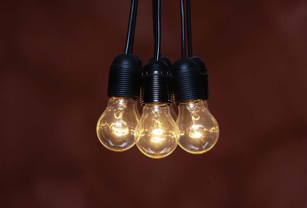 Traditional Incandescent light bulbs are seen at an apartment in Munich August 31, 2009. "Incandescent bulbs will be phased out between September 2009 and September 2012," said a spokesman for the EU Presidency said in December 2008. European households could initially save up to 50 euros ($65) a year by switching to more efficient halogen, LED and fluorescent CFL lamps, with greater savings as costs for the more expensive but longer-lasting bulbs fall. REUTERS/Michael Dalder (GERMANY BUSINESS ENERGY ENVIRONMENT) - GM1E58V111101