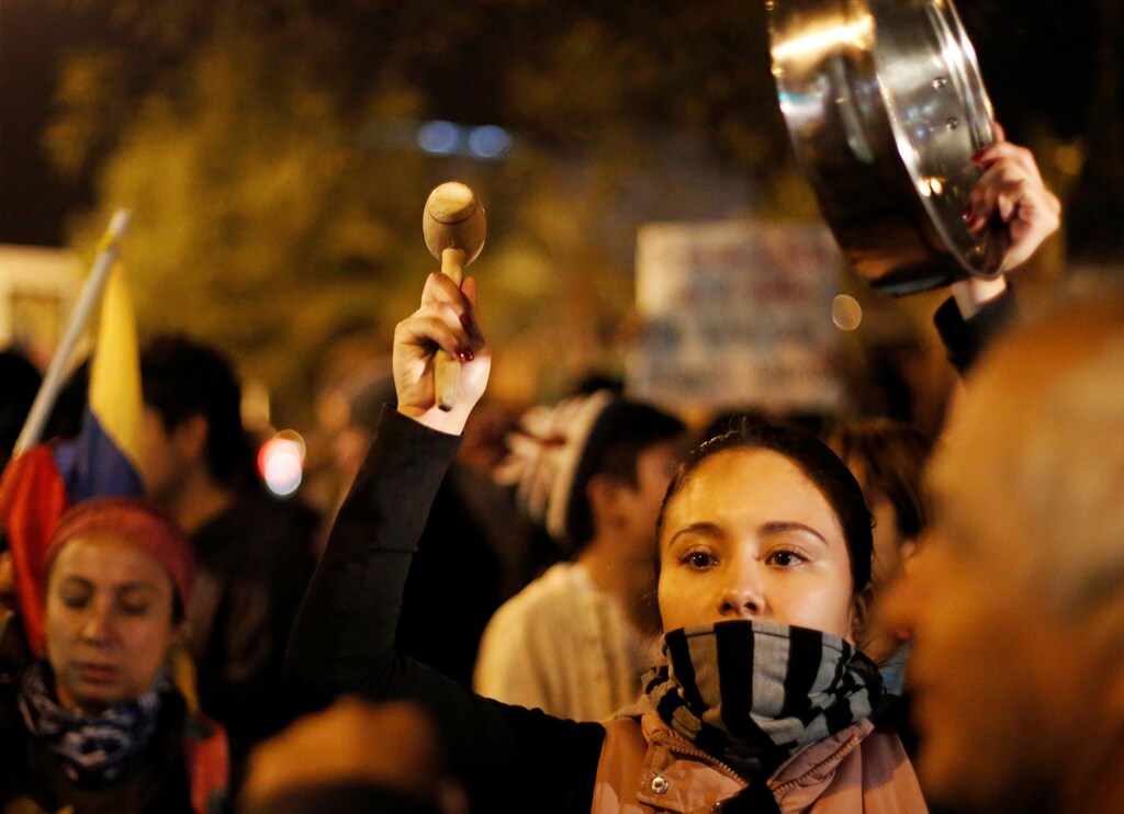 Demontrators bang pots along the streets during protests after Ecuador's President Lenin Moreno's government ended four-decade-old fuel subsidies, in Quito, Ecuador, October 5, 2019. REUTERS / Daniel Tapia - RC1BC1D3EA00