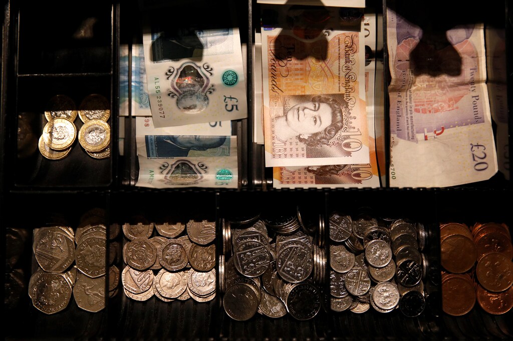 Pound Sterling notes and change are seen inside a cash resgister in a coffee shop in Manchester, Britain, Septem,ber 21, 2018. REUTERS/Phil Noble - RC18B89A61C0