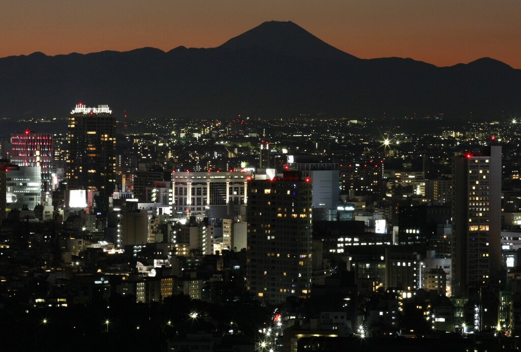 Mount Fuji is seen to the southwest of Tokyo December 20, 2009. REUTERS/Toru Hanai (JAPAN - Tags: CITYSCAPE) - GM1E5CK1BGZ01