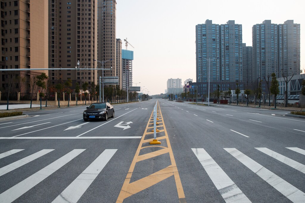 A car drives in an empty street in Yueyang, Hunan Province, near the border to Hubei Province, which is under partial lockdown after an outbreak of a new coronavirus, in China January 28, 2020. REUTERS/Thomas Peter - RC20PE9NTT1M