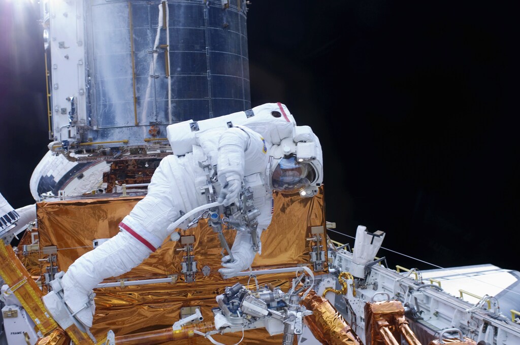 Astronaut undertakes renovation work on the hubble telescope