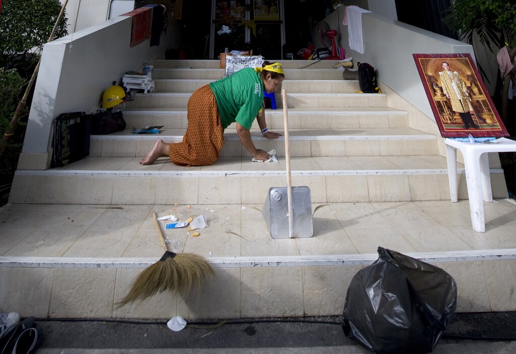 A portrait of revered Thai King Bhumibol Adulyadej is displayed on a chair among the living space of Tirapa, an anti-government demonstrator camped inside the Government House compound, in Bangkok September 5, 2008. A national referendum proposed by Prime Minister Samak Sundaravej to end a political crisis in Thailand was dismissed by critics on Friday as a stalling tactic that would resolve little and simply prolong the unrest. Leaders of the three-month-old campaign in Bangkok to oust Samak have already said their protests, including the 11-day occupation of the prime minister's official compound, would continue. REUTERS/Adrees Latif (THAILAND) - RTX8F9M