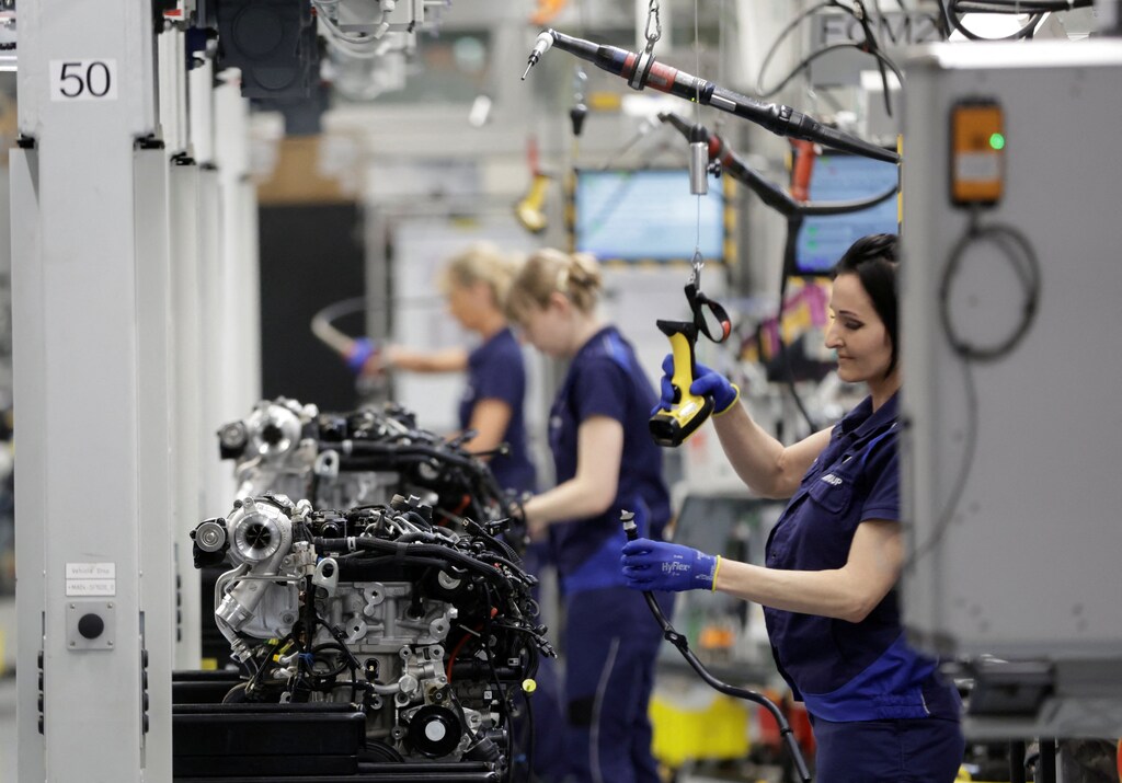 Trabajadoras ensamblan motores BMW en la fábrica de motores BMW en Steyr, Austria 18 de abril de 2023.