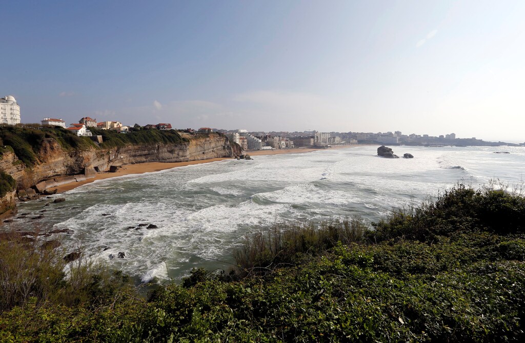A general view shows breaking waves along the ocean beach front in Biarritz on the southern Atlantic Coast of France, April 6, 2017. REUTERS/ Regis Duvignau - RC110B5D7D10