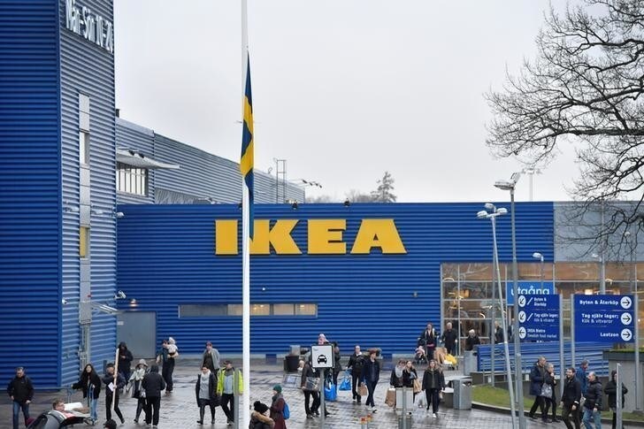 A Swedish flag flies at half mast outside an IKEA store in Stockholm, Sweden, January 28, 2018. TT News Agency/Anders Wiklund/via REUTERS ATTENTION EDITORS - THIS IMAGE WAS PROVIDED BY A THIRD PARTY. SWEDEN OUT. NO COMMERCIAL OR EDITORIAL SALES IN SWEDEN.