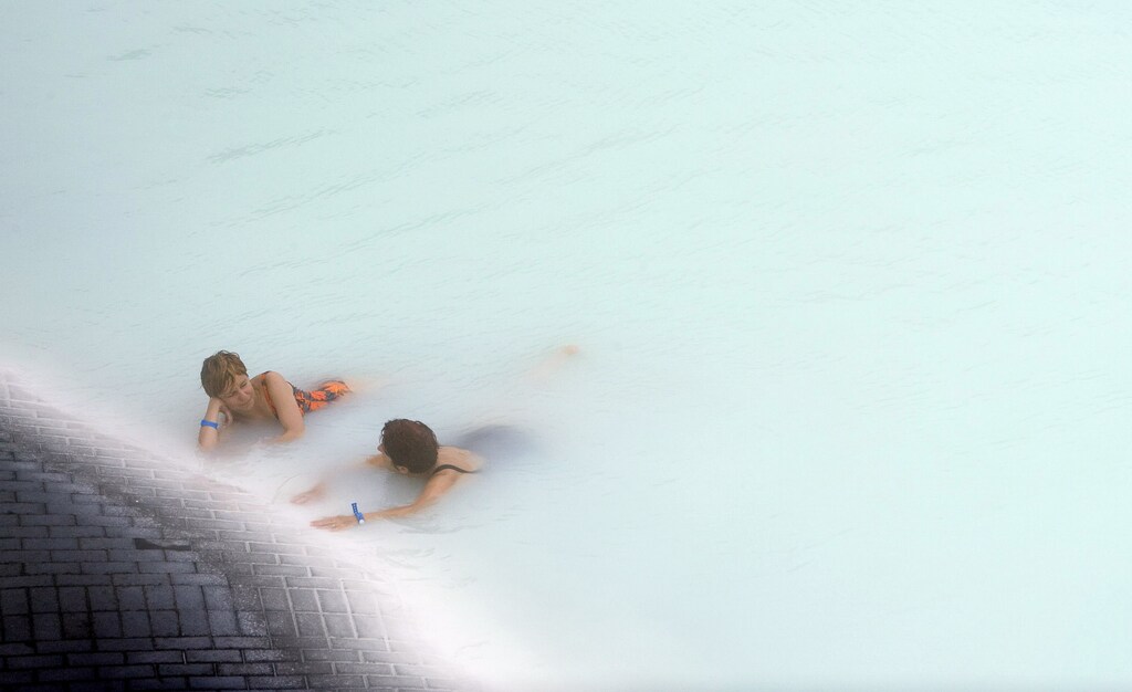Vistors soak in the Blue Lagoon hot springs near the town of Grindavik May 12, 2008. REUTERS/Bob Strong (ICELAND) - GM1E45D07I501