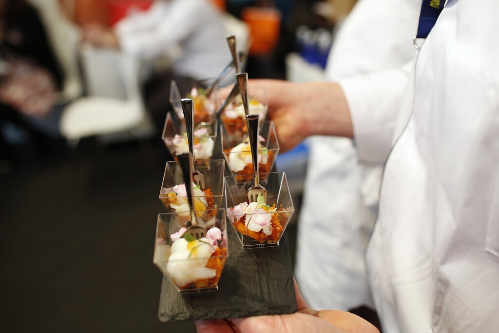 A Spanish chef serves tapas during the Madrid Fusion XIIIth International Summit of Gastronomy in Madrid February 4, 2015. REUTERS/Juan Medina (SPAIN - Tags: FOOD SOCIETY) - RTR4O90J