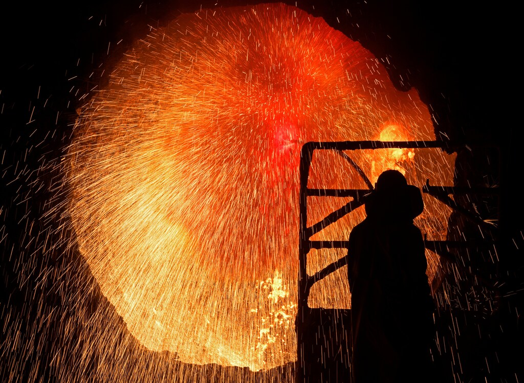 A steelworker cleans a steel cylinder at the plant of German steel company Salzgitter AG in Salzgitter, Germany March 5, 2019. REUTERS/Fabian Bimmer - RC13DB737F60