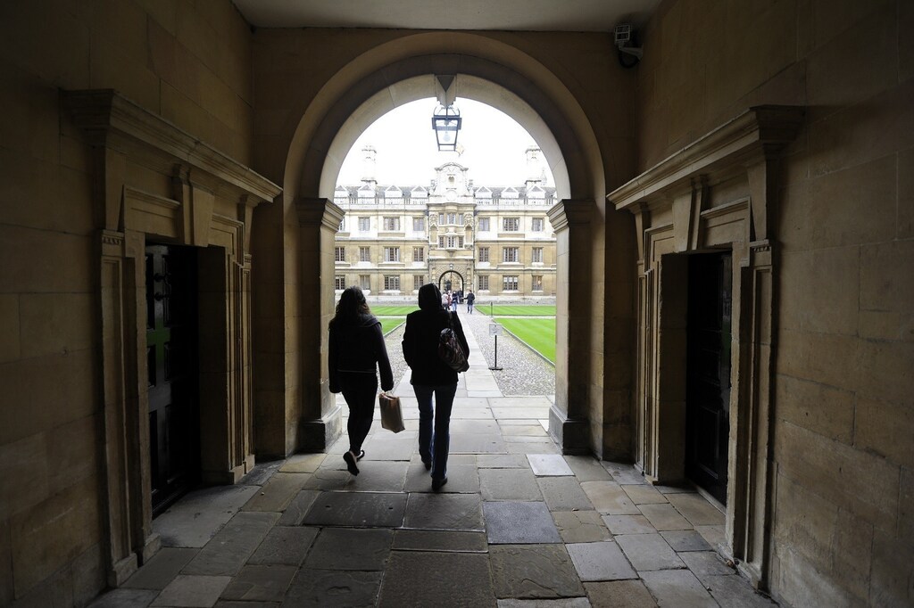 People walk into the quadrant of Clare College at Cambridge University in eastern England October 23, 2010. REUTERS/Paul Hackett (BRITAIN - Tags: EDUCATION) - RTXTSGK