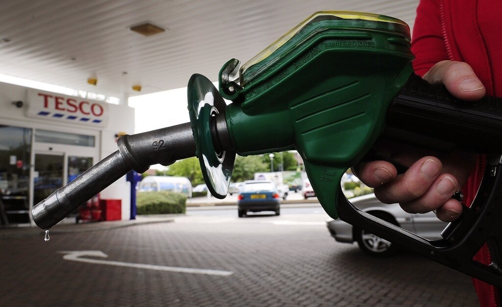 A petrol pump is seen at Tesco's in Leeds, northern England, June 25, 2010. REUTERS/Nigel Roddis (BRITAIN - Tags: ENERGY ENVIRONMENT SOCIETY) - RTR2FPYR