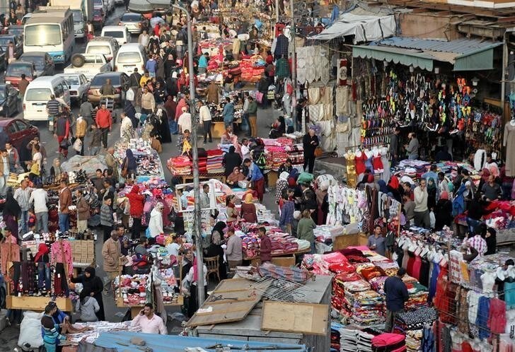 People shop at Al Ataba, a popular market in downtown Cairo, Egypt December 12, 2017. REUTERS/Mohamed Abd El Ghany