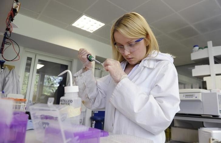 PhD student Maija Maskuninty works in a laboratory at Imperial College in London, May 28, 2010. Across the western world, Big Pharma is cutting back on the number of scientists it employs in its labs and the money it spends on research and development. The hunt for new drugs continues, but the men and women in white coats - traditionally viewed as the lifeblood of the industry - are not as untouchable as they once were. Tucked neatly behind London's famous Science Museum, which pays homage to the groundbreaking advances that made modern medicine what it is, the chemistry labs at Imperial College offer one last refuge from the realities of the marketplace. Picture taken May 28, 2010. To match Special Report PHARMACEUTICALS/ REUTERS/Paul Hackett/Files (BRITAIN - Tags: SOCIETY HEALTH EMPLOYMENT BUSINESS EDUCATION)