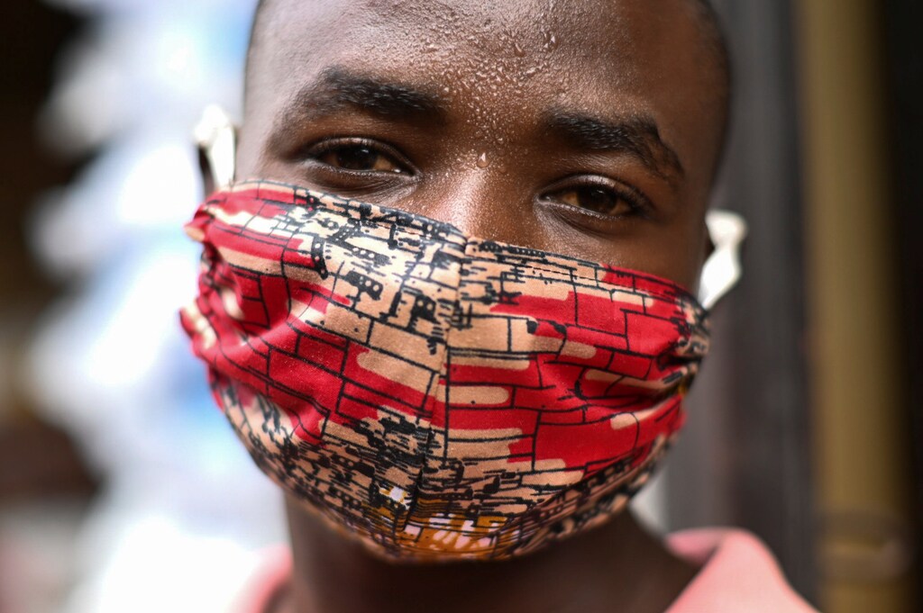 Pierre Mahiraguha, un vendedor del mercado de Kimironko lleva una máscara de tela "kitenge" hecha a mano mientras intenta protegerse contra la enfermedad coronavirus (COVID-19), en Kigali, Ruanda, el 17 de marzo de 2020.