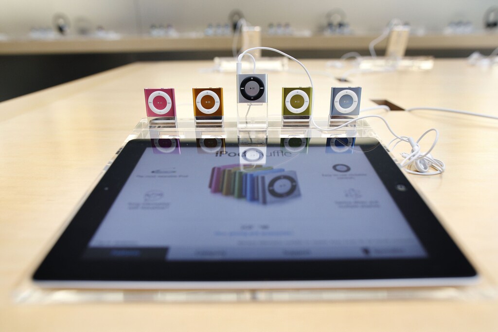 A dedicated iPad station is seen in front of iPod nanos at the Apple store in New York May 23, 2011. On Sunday Apple installed dedicated iPad stations near all its products in 300 stores worldwide to serve as sales tools for shopping and customer assistance. REUTERS/Shannon Stapleton (UNITED STATES - Tags: BUSINESS SCI TECH) - RTR2MSWF