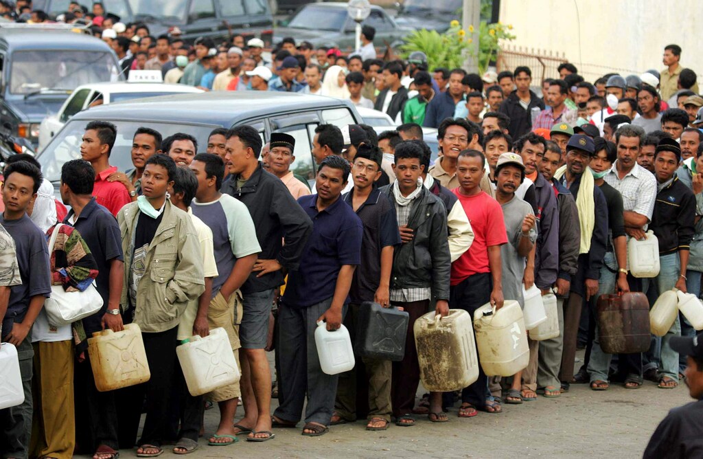People line up for gasoline in the Indonesia city of Banda Aceh on December 31, 2004. Acehnese people need gasoline for search their colleagues. Asia's tsunami death toll soared above 125,000 on Friday as millions struggled to find food, shelter and clean water, while the world began what may prove to be the biggest relief effort in history. - RTXN49U