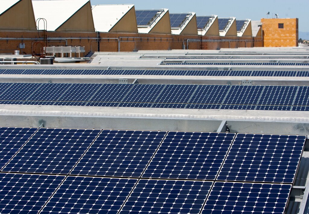 Solar panels sit on the roof of SunPower Corporation in Richmond, California March 18, 2010. REUTERS/Kim White/File Photo - RTSTKW8