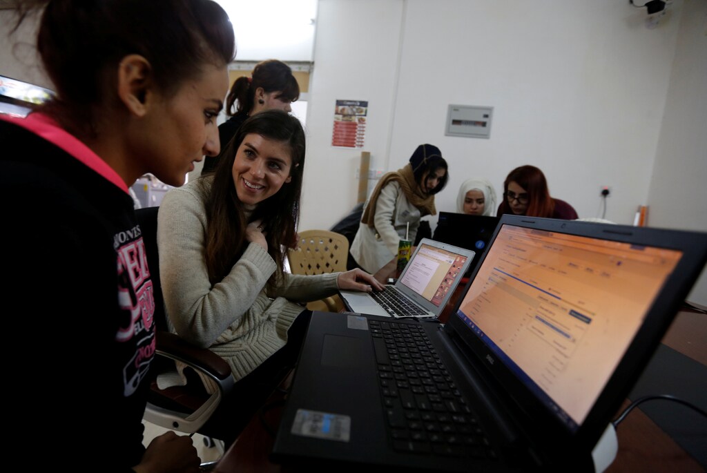 Syrian refugees and displaced Iraqis attend their class to learn basic and advanced coding skills at Re:Coded boot camp, in Erbil, Iraq February 1, 2017. Picture taken February 1, 2017. REUTERS/Muhammad Hamed - RTX30BZS