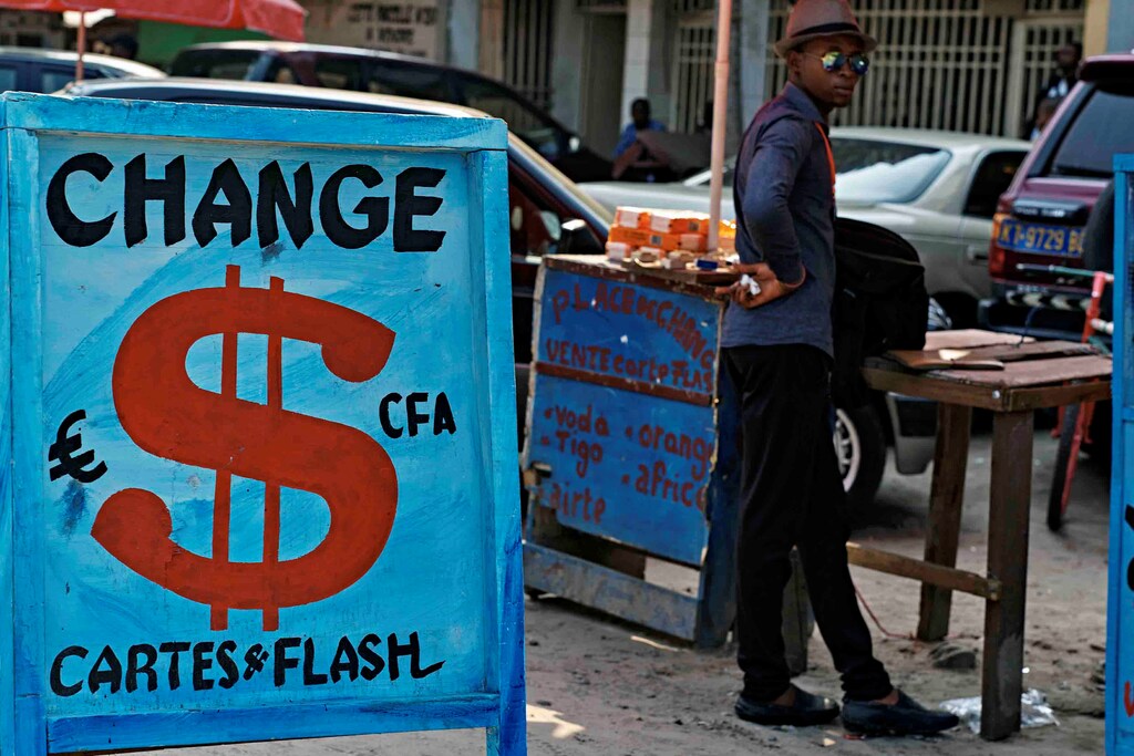 A man stands at a money exchange stall in Kinshasa, Democratic Republic of the Congo June 9, 2017. Picture taken June 9, 2017.REUTERS/Robert Carrubba - RTS16G6X