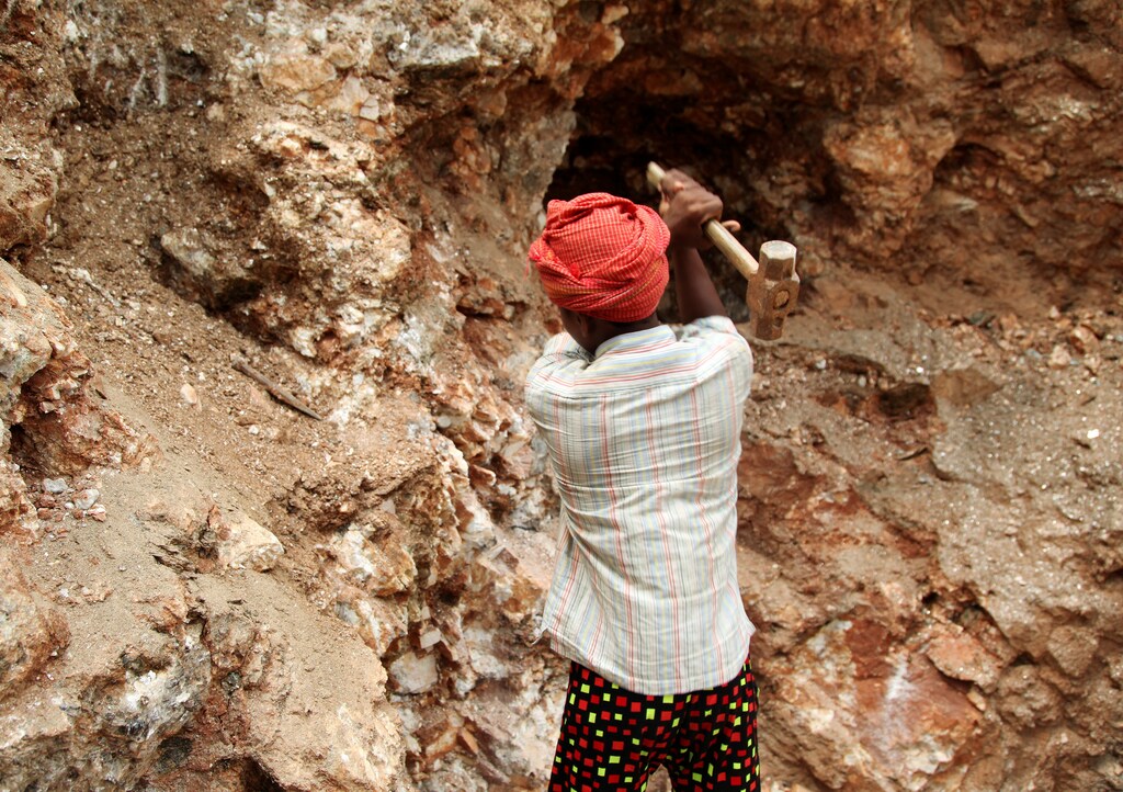 Babloo, 16, uses a hammer to break away pieces of mica in Giridih district in the eastern state of Jharkhand, India, June 27, 2016. Picture taken June 27, 2016. To match Thomson Reuters Foundation INDIA-MICA/CHILDREN REUTERS/Nita Bhalla - S1BETTEZNQAC