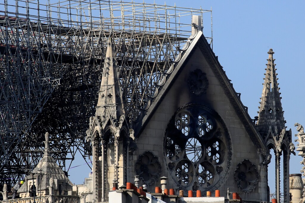 Men work to strengthen a part of Notre-Dame Cathedral after a massive fire devastated large parts of the gothic structure in Paris, France, April 17, 2019. REUTERS/Gonzalo Fuentes - RC1BC1601E90