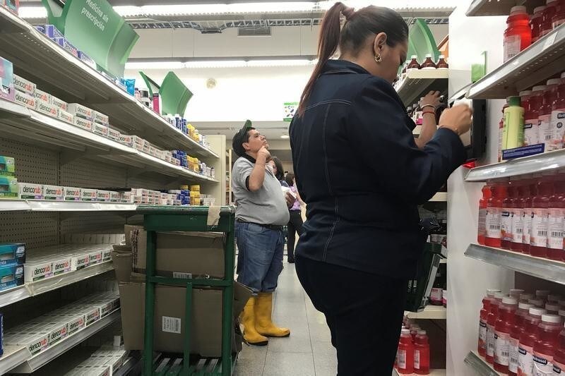 People shop at a drugstore in Caracas, Venezuela November 7, 2018. REUTERS/Marco Bello - RC18C3AEDF80