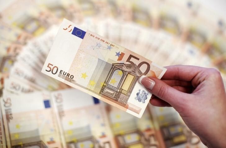 An employee counts money in a bank in Sarajevo March 19, 2012. REUTERS/Dado Ruvic (BOSNIA AND HERZEGOVINA - Tags: BUSINESS)