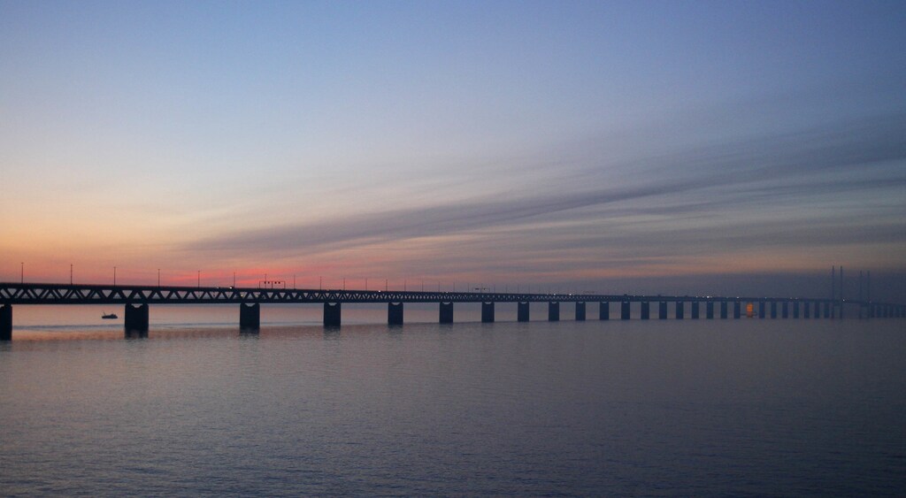 Cars travel along the Oresund Bridge January 21, 2011. The bridge, which links the city of Malmo in Sweden to Copenhagen, the capital of Denmark, has a total length of 7,845m, according to Oresund Bridge's official website. REUTERS/Yves Herman (SWEDEN - Tags: SOCIETY TRANSPORT) - GM1E71M086J01