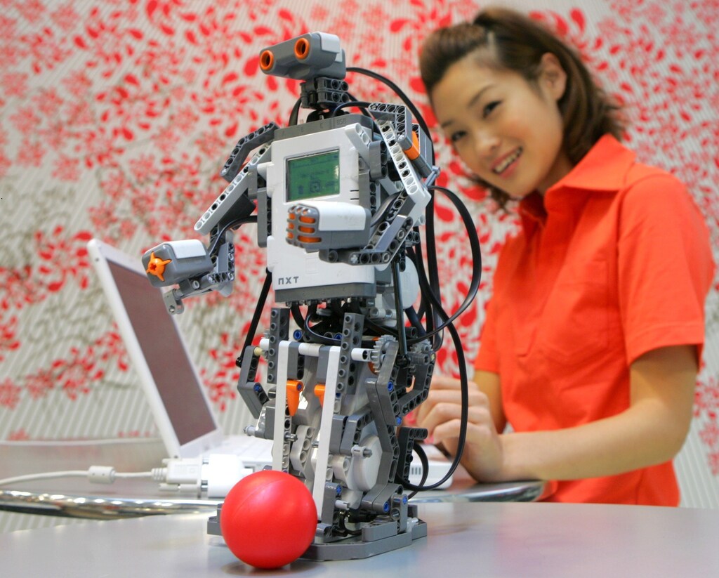 Lego Group's new educational robot "LEGO MINDSTORMS NXT", equipped with a 32-bit microprocessor, USB 2.0, and Bluetooth, is displayed during a press preview in Tokyo June 6, 2006. - PBEAHUNMTDH