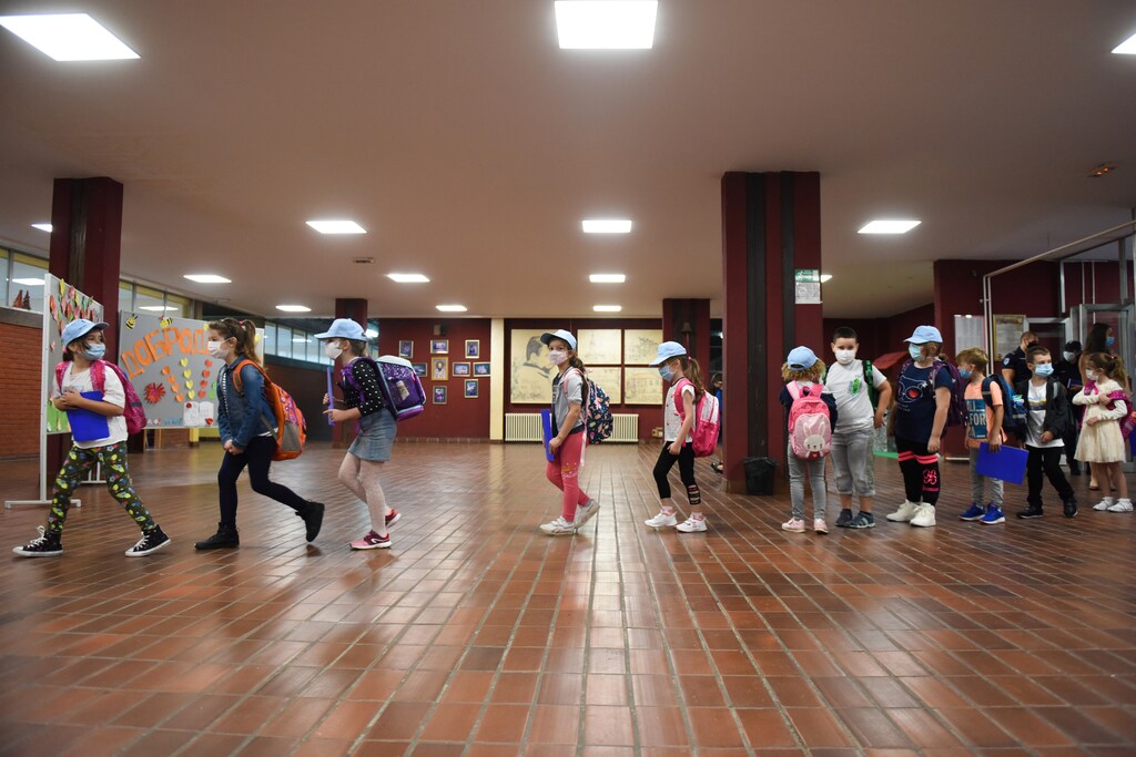 Primary school pupils arrive to their first day after the summer holidays, amid the spread of the coronavirus disease (COVID-19), in Belgrade, Serbia, September 01, 2020. REUTERS/Zorana Jevtic - RC2MPI91NPRU