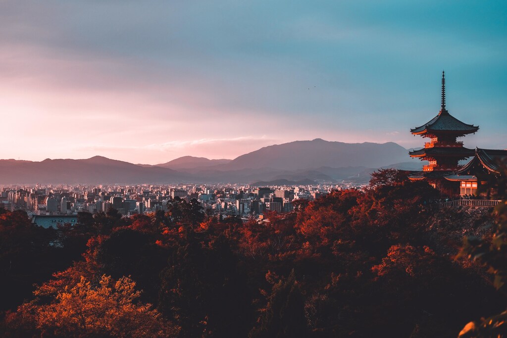 This image shows a Japanese city landscape to illustrate the country's move towards a circular economy