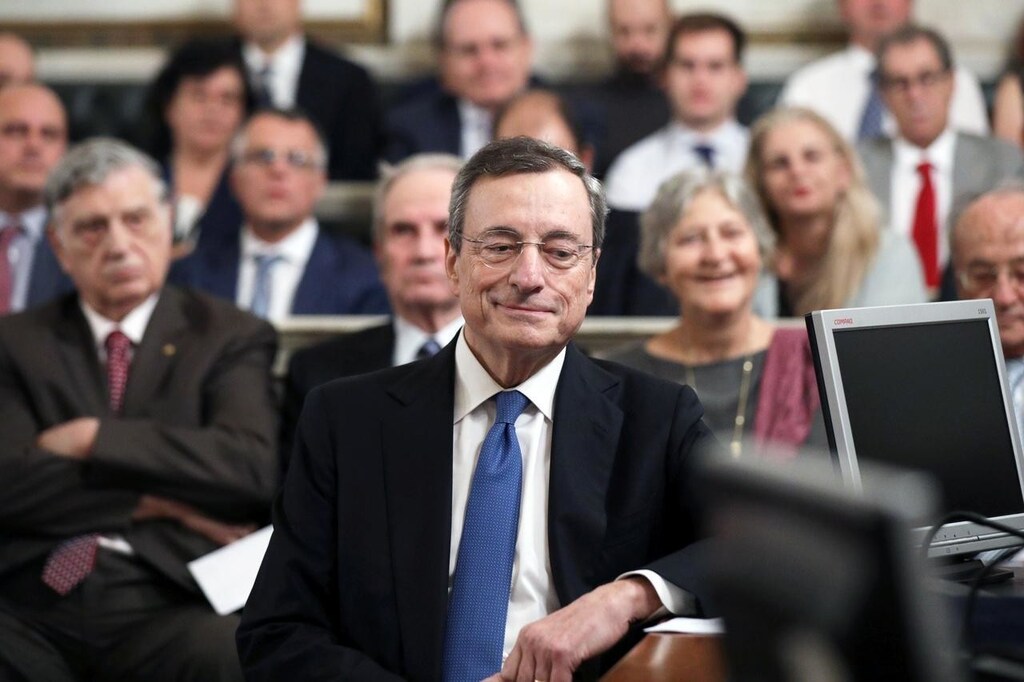 １０月２日、欧州中央銀行（ＥＣＢ）は、９月の政策理事会で、マイナス金利の深掘りや資産買い入れの再開を軸とする包括的な緩和パッケージを決定した。マイナス金利の深掘りは広く予想されていたが、資産買い入れの再開は微妙な情勢にあった、と門間一夫氏。写真は１日、アテネでイベントに参加したＥＣＢのドラギ総裁