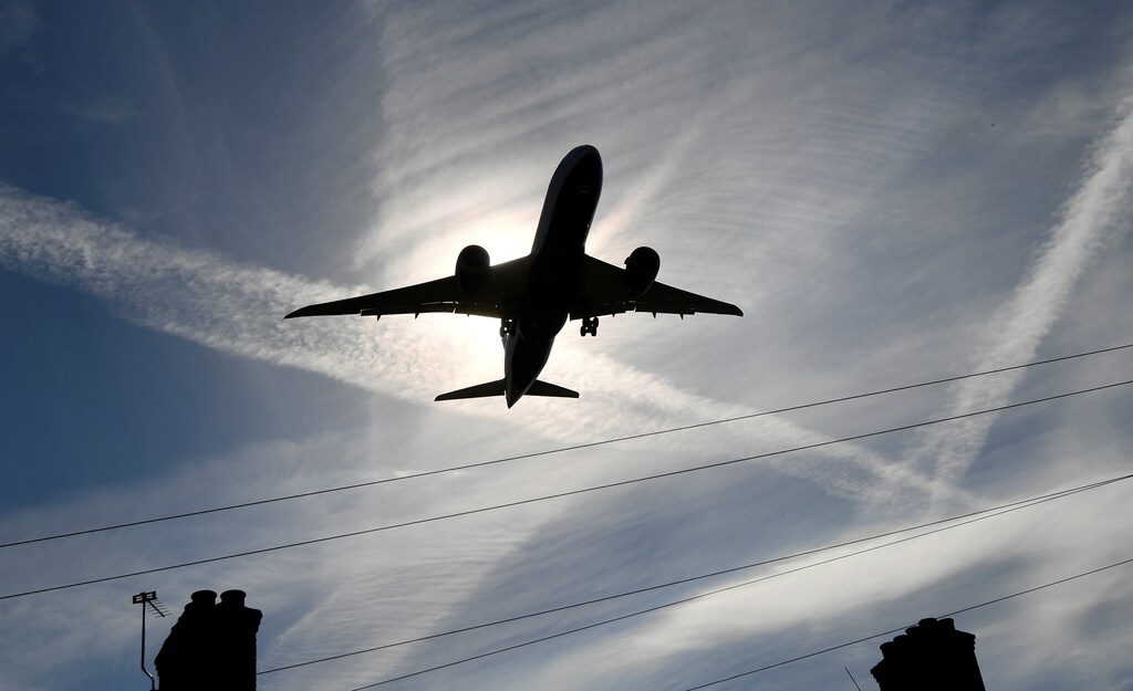 A passenger plane comes in to land at London Heathrow airport, which posts its first-half results following the outbreak of the coronavirus disease (COVID-19), in London, Britain, July 29, 2020. REUTERS/Toby Melville - RC2X2I9WENP9